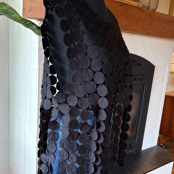 Black Circular Pattern Top - Picture 6 of 9